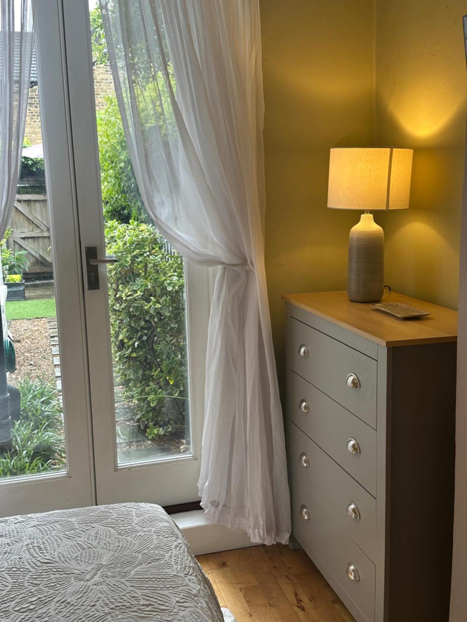 My Sky Secret Garden 1 Bedroom Лондон Екстериор снимка