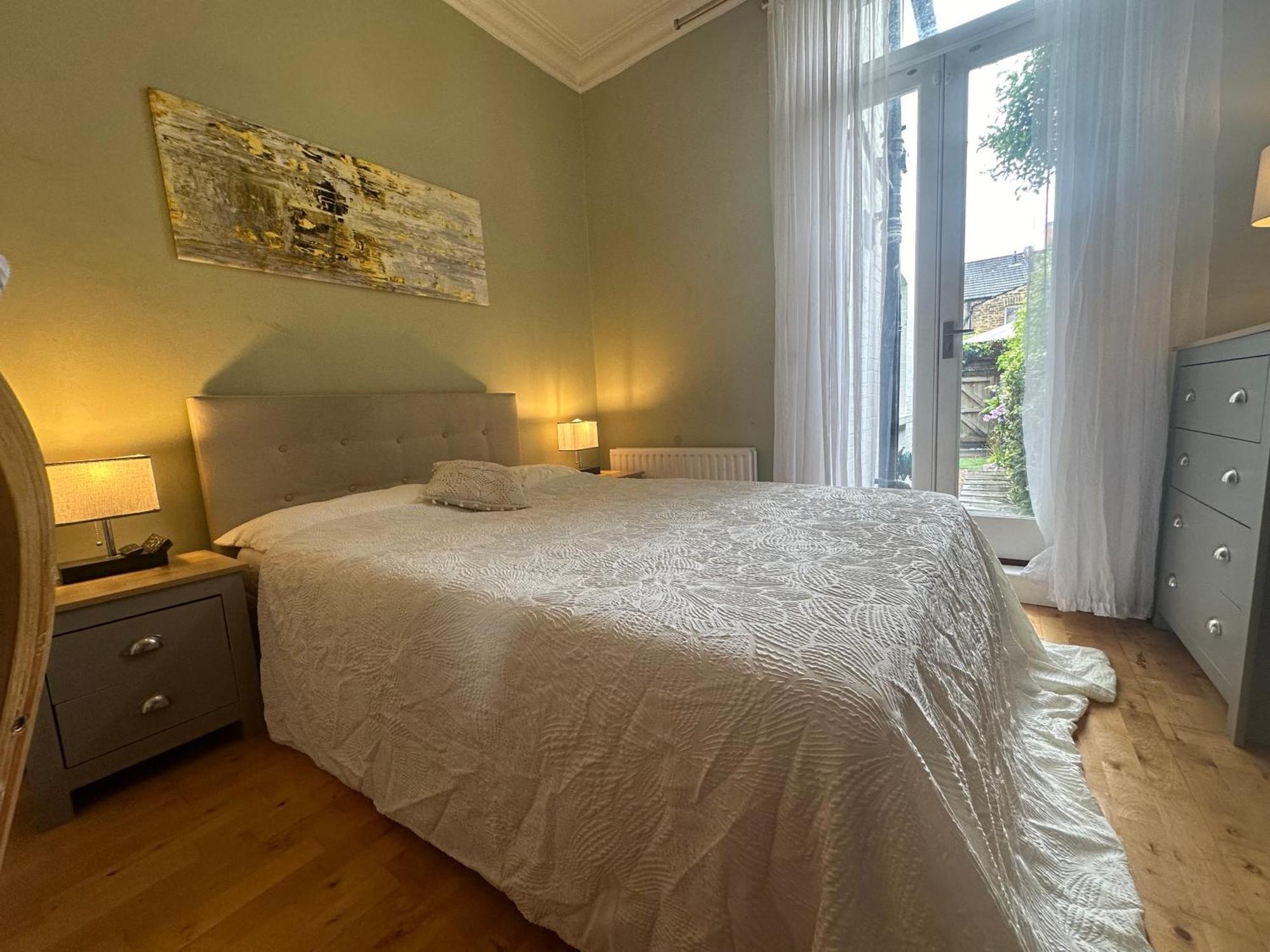 My Sky Secret Garden 1 Bedroom Лондон Екстериор снимка