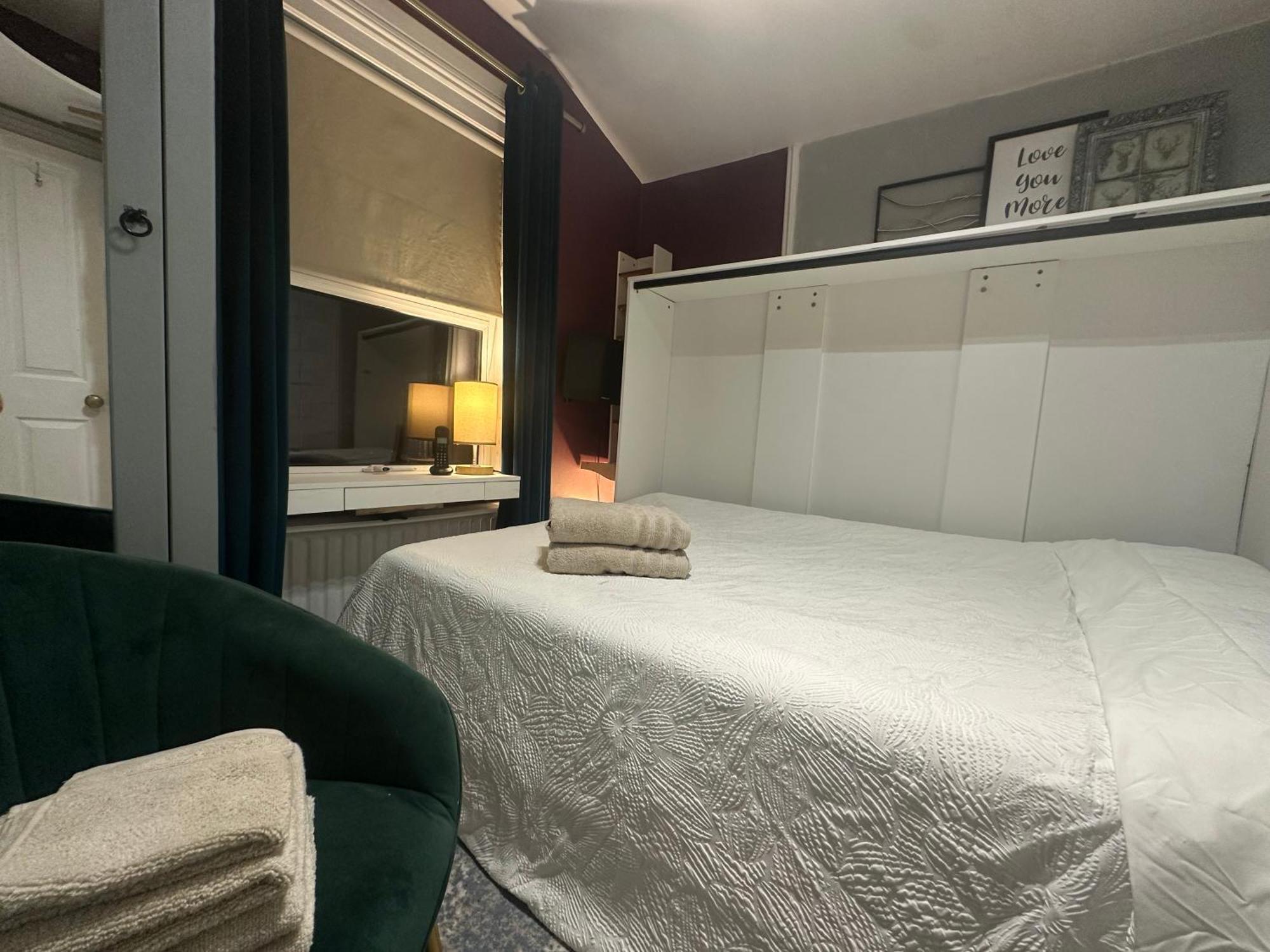 My Sky Secret Garden 1 Bedroom Лондон Екстериор снимка