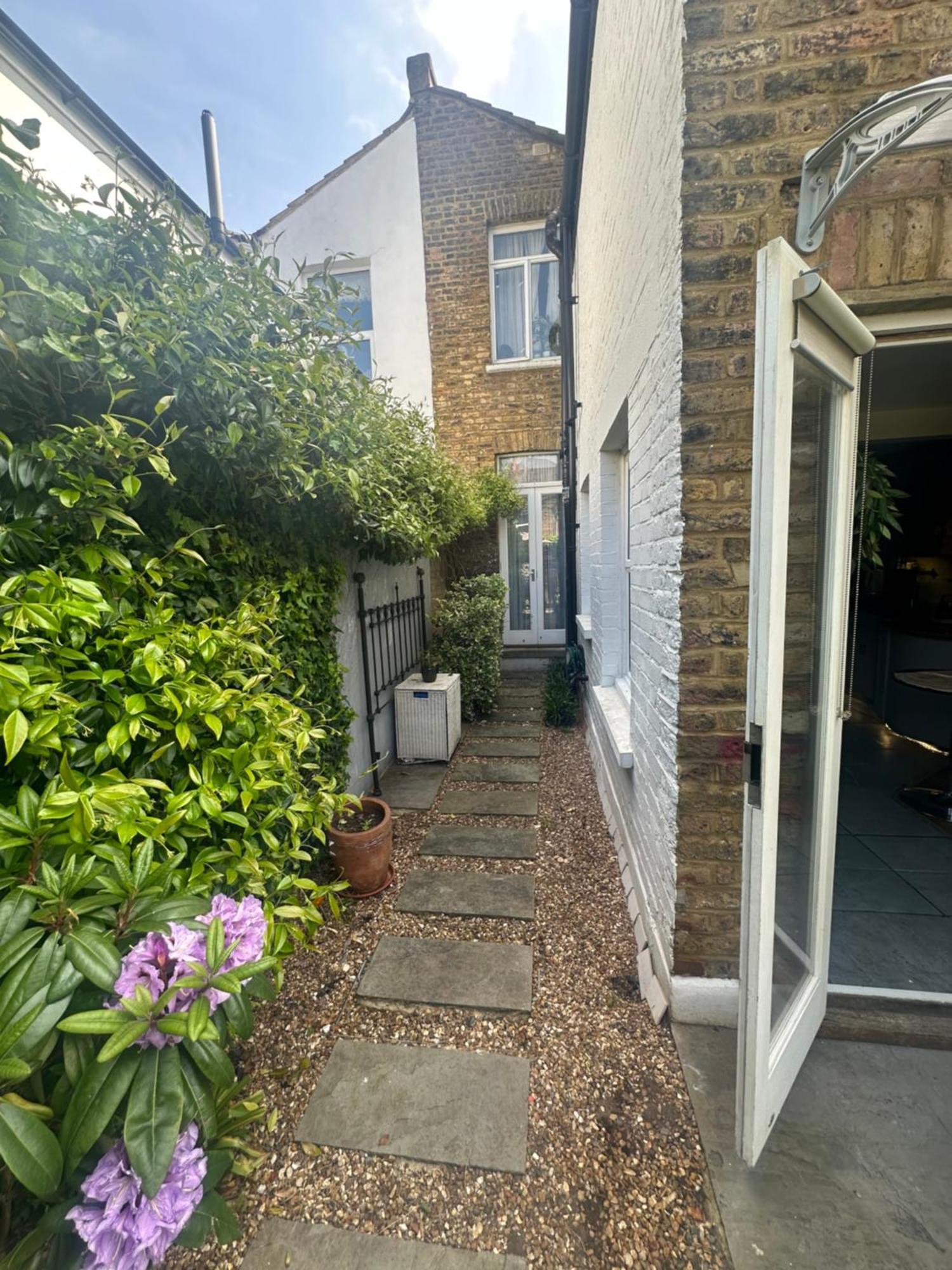 My Sky Secret Garden 1 Bedroom Лондон Екстериор снимка